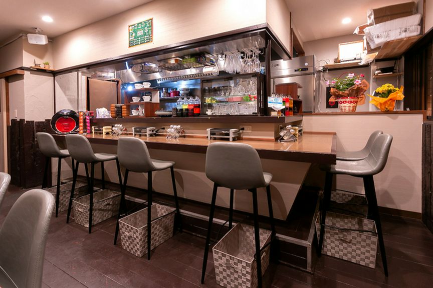 自然と二人の距離が近くなる、カウンターでカジュアルデート