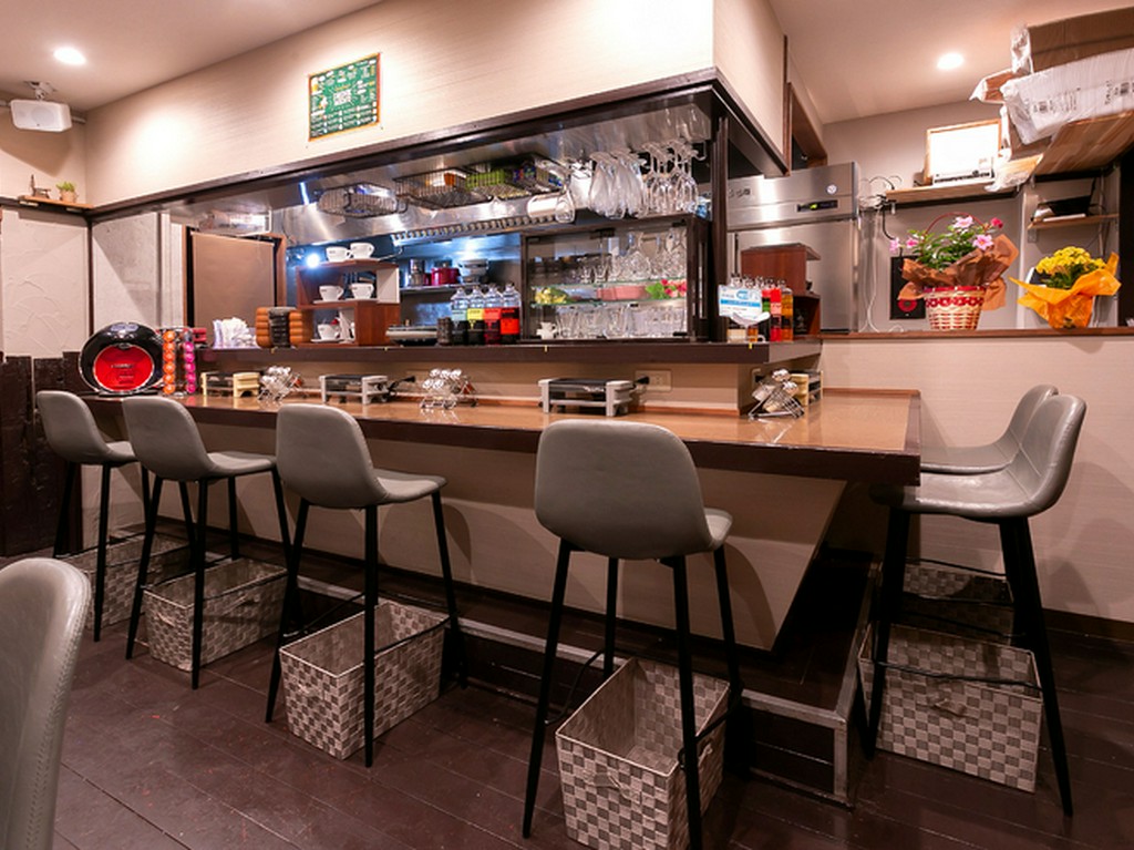 自然と二人の距離が近くなる、カウンターでカジュアルデート