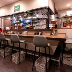 自然と二人の距離が近くなる、カウンターでカジュアルデート