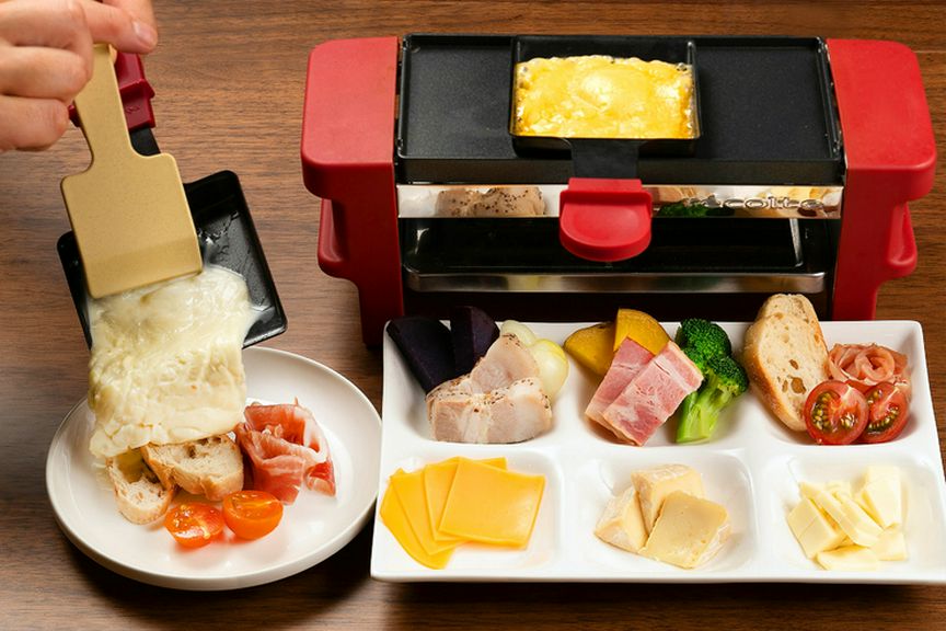 特製の機械で温めたチーズを好きな具材にトローッとかけていただく『ラクレットセット』