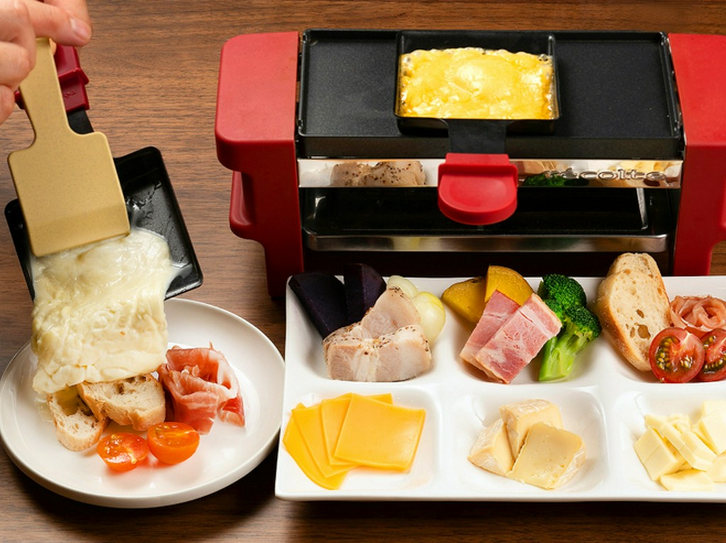 特製の機械で温めたチーズを好きな具材にトローッとかけていただく『ラクレットセット』
