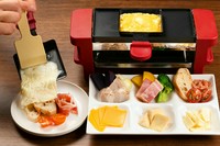 特製の機械で温めたチーズを好きな具材にトローッとかけていただく『ラクレットセット』