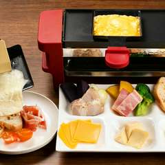 特製の機械で温めたチーズを好きな具材にトローッとかけていただく『ラクレットセット』