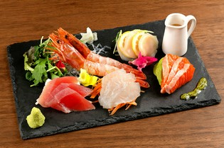 『刺身5点盛合せ』には、その時にオススメの旬魚を使用