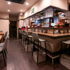 いろいろなニーズに合わせて使える、落ち着きのあるダイニング