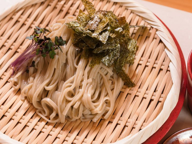 大神もずくを中心とした、沖縄の魅力的な食材を用意