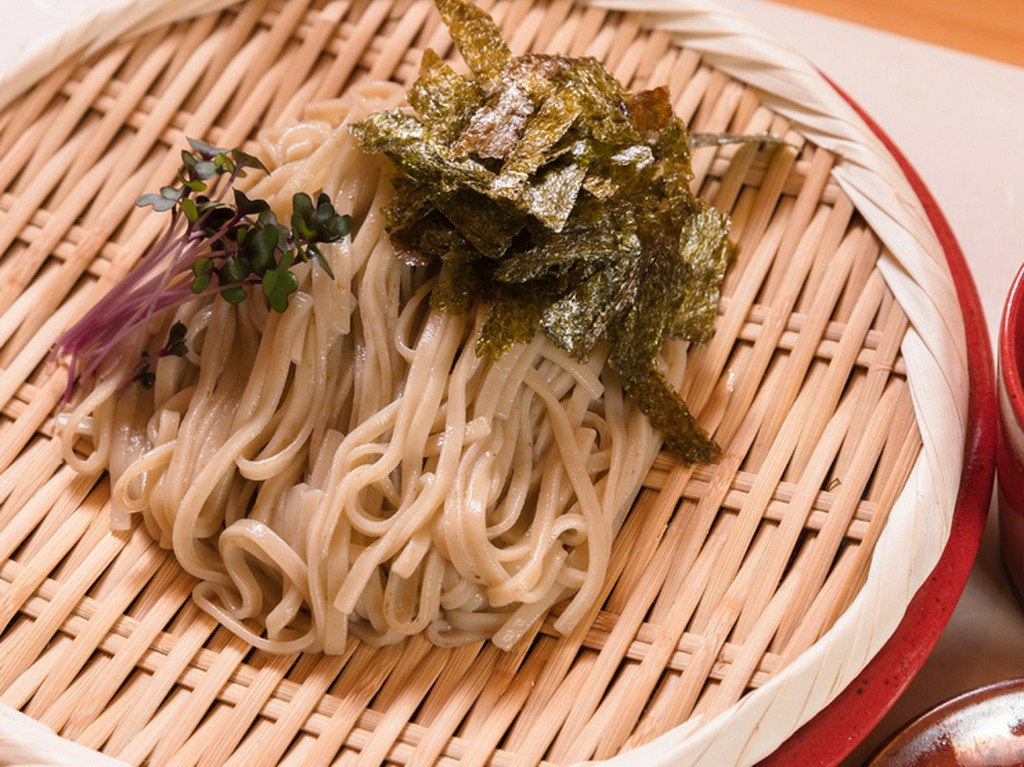 大神もずくを中心とした、沖縄の魅力的な食材を用意