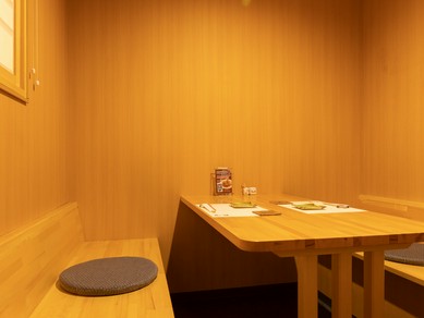 落ちついた店内。4〜6名で利用できる個室も完備