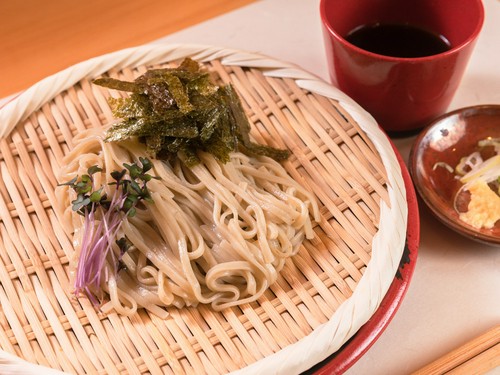 もずくのおいしさ・栄養が練り込まれた『もずくうどん』
