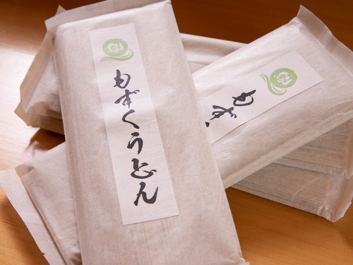 『もずくうどん』は宮古島お土産品店でも発売中