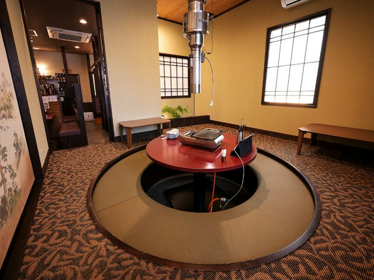 グループでの食事にぴったり!足を伸ばせる掘りごたつ席