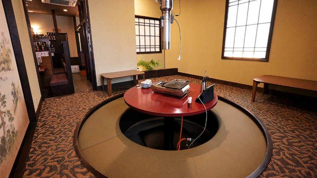 グループでの食事にぴったり！足を伸ばせる掘りごたつ席