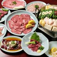 可能な限り冷凍のものは使わず、素材と鮮度にこだわるのが【焼肉苑　万大】のスタイル。毎朝届くホルモンは手間暇かけて下処理し、高級部位として知られるタン元は1枚1枚丁寧に手切りしています。