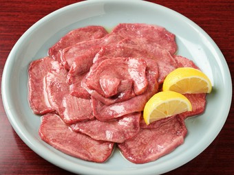 柔らかくてジューシー、異次元のおいしさ。厳選された牛タンの根元部分を厚くスライス『上牛タン塩』