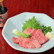 一度も冷凍されることなく真空状態で届けられる馬肉は、生ならではの旨みとやわらかな食感を楽しめる逸品です。ほのかに甘い馬刺し専用の醤油でいただけば、格別の味わい。「他とは違います」の言葉に納得です。