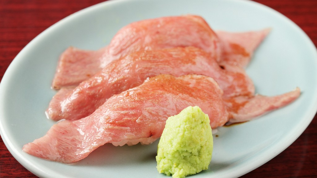 寿司店で修業を積んだ職人と、万大のこだわりの肉のコラボ。SNS映えする人気の一品『肉寿司』