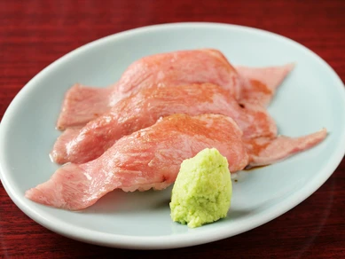 寿司店で修業を積んだ職人と、万大のこだわりの肉のコラボ。SNS映えする人気の一品『肉寿司』