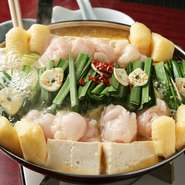 万代のもつ鍋は、牛ホルモンから出る脂とだしを、たっぷり野菜と絡ませて食べるホルモン店ならではの逸品。岐阜飛騨市場厳選の黒もつを、伝統の天然塩昆布だしで味わえます。