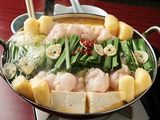 伝統の天然塩昆布だし。ホルモン店ならではの逸品『もつ鍋』