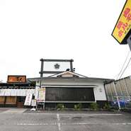 和モダンをコンセプトにした店内には、それぞれに趣の異なる客席が用意されています。足を伸ばしてくつろげる掘りごたつ席なら、高齢のゲストも安心。2世代、3世代がそろう会食の場にもオススメです。