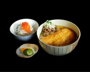 うどんに上品な鰹出汁を合わせ、たっぷり味の染み込んだきつね（お揚げ）を乗せた一品。いくらが乗った和歌山県山利のしらすご飯付き。
