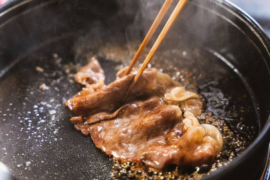 揚げ物や焼き魚の前菜と自慢の大和牛すき焼きが楽しめるフルコース。