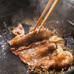 揚げ物や焼き魚の前菜と自慢の大和牛すき焼きが楽しめるフルコース。