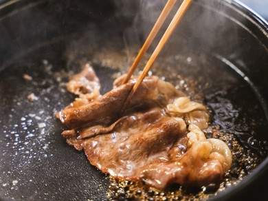 揚げ物や焼き魚の前菜と自慢の大和牛すき焼きが楽しめるフルコース。