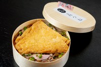 酢飯、甘辛のすき焼きにお揚げ（きつね）をのせた一番人気の御弁当。すき焼きの甘辛さとお揚げの優しさでお口の中が癒される。