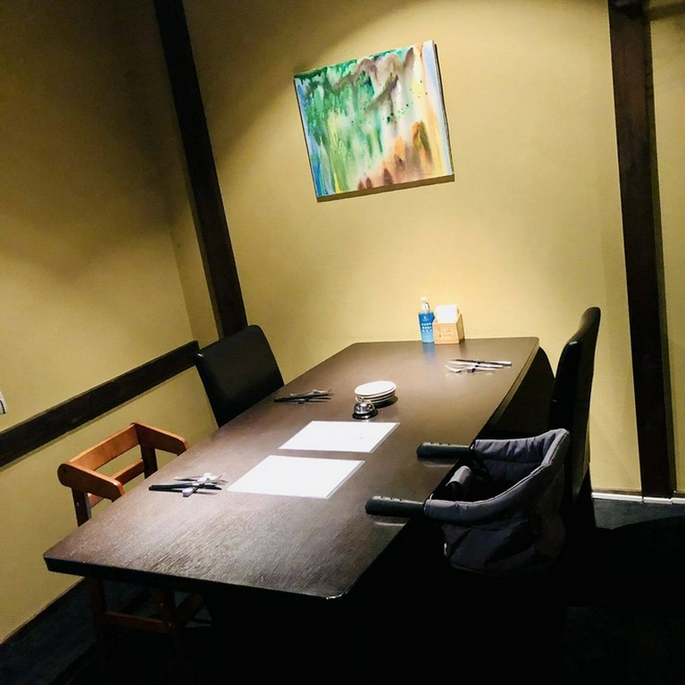 半個室のゆったりテーブル席