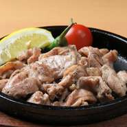 鶏の横隔膜に相当する部位。豚や牛と違い筋肉質である為、肉というよりホルモン的なコリコリした独特な歯ごたえがある。

