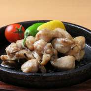 鶏のお尻の骨周りのお肉。鶏の部位の中で最も脂が乗っていて、滑らかな食感が特徴。


