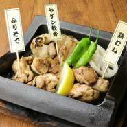 当店自慢の鶏の炙り焼きをお得な盛り合わせでどうぞ。じっくり焼き上げるので注文が集中した際はお時間を少々頂く場合がございますので予めご了承下さい。

