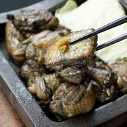 新潟県を代表する銘柄鶏「越の鶏」のもも肉。臭みや脂肪分が少なく、ヘルシーな鶏肉

