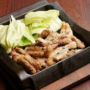 鶏の首肉の総称。引き締まった身で歯ごたえがありながら適度な脂身もある為、冷めても固くなりにくい。

