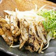 胸骨の先端部の柔らかい骨のこと。コリコリしていてかむごとに旨みが味わえる

