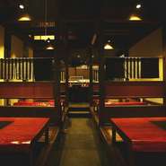 桑原氏、女将、アルバイトスタッフの3名で運営。アットホームな雰囲気がただよっていて、いるだけで不思議とくつろげます。急かされることなくゆったり過ごせるので、ちょい飲みしたい時にもオススメです。