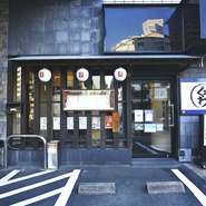 一人で来店するゲストも多い【炭焼酒楽くうわ】。【水前寺コンフォートホテル】の1階にお店を構えているのもポイントで、観光や出張で訪れた際にもフラッと気軽に訪れられます。