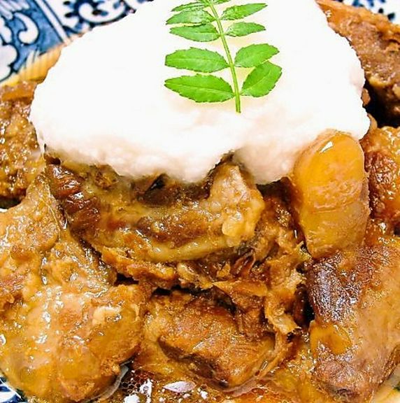 お酒との相性がバッチリの『豚なんこつトロトロ煮〜トロロがけ〜』