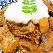 豚なんこつをとろとろになるまで煮込んだあと、甘辛く炊いた一品。こっくりとした豚なんこつを、上に乗ったとろろがマイルドにしてくれています。ついついお酒が進むおいしさです。