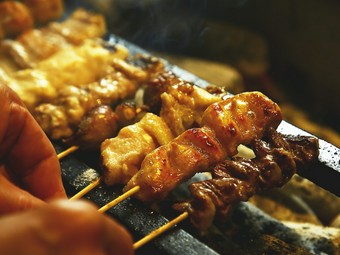 炭火で焼き上げ、おいしさを閉じ込めた『串盛り合わせ』