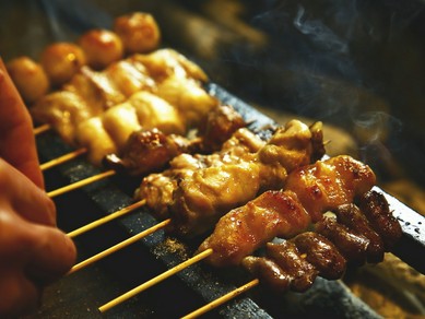 炭火で焼き上げ、おいしさを閉じ込めた『串盛り合わせ』
