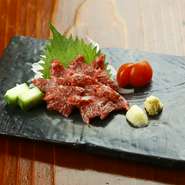 『馬刺し』の本場である熊本。お店ではもちろん地元の馬肉を使用しており、新鮮かつ上質なものを食せます。噛み締める度に広がる旨味がクセになりそう。日本酒や焼酎と合わせて召し上がれ。