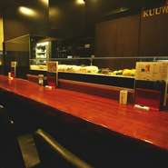 独立から16年目に移転オープンを果たした【炭焼酒楽くうわ】。繁華街下通りで15年間愛されたお店であり、料理のおいしさはお墨付き。新たな場所で、どのような歴史を刻んでいくのか、乞うご期待です。