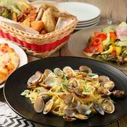 ピッツァにパスタなどレシピへのこだわりはもちろん、色とりどりの旬の「野菜」やアサリをはじめとする「魚介」など、食材も毎日新鮮なものを仕入れています。