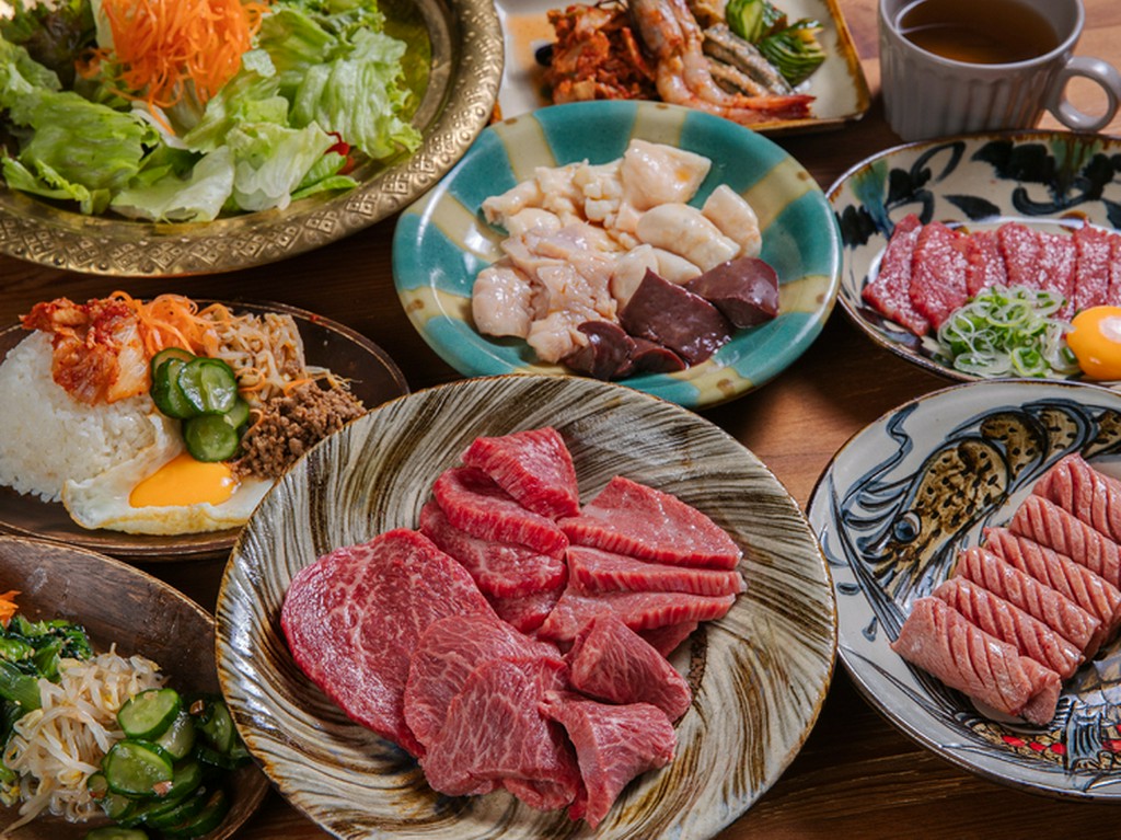 おいしいお肉をたっぷり味わう。素敵な食事を沖縄旅行の思い出に