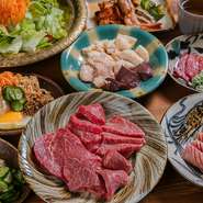 沖縄の魅力的な食材をたっぷりと楽しめる焼肉店【ヤキニクライオン】。県外からの観光客を中心に人気のお店。大切な旅の食事に、ぜひ足を運びたい一軒です。