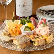 ワインとオシャレな料理を気軽に楽しめるワイン食堂。地元の食材を中心とした華やかなメニューを囲んで、優雅な女子会を繰り広げてみませんか。