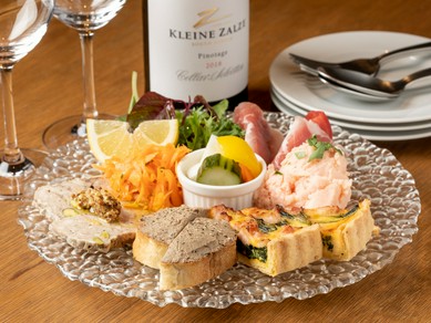 オシャレな料理とワインで優雅に女子会