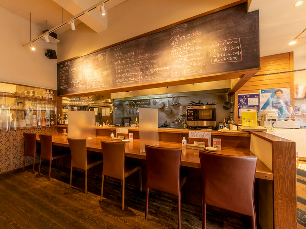 カウンターでのんびりとワインを満喫